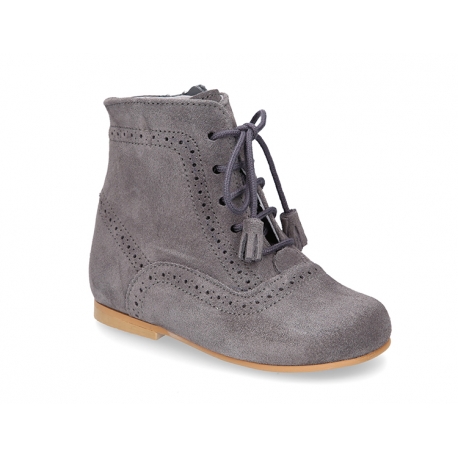 Classic Pascuala style ankle boots with ties with TASSELS in suede leather.