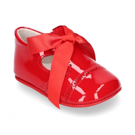 Classic dress shoes angel style with ties closure in patent leather.