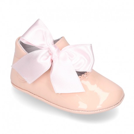 Soft Patent leather Little Mary Jane shoes for baby with ribbon.