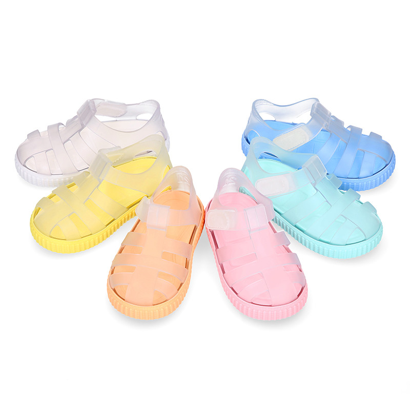 Tennis style kids jelly shoes with hook and loop strap and soles in colors. I121 OkaaSpain