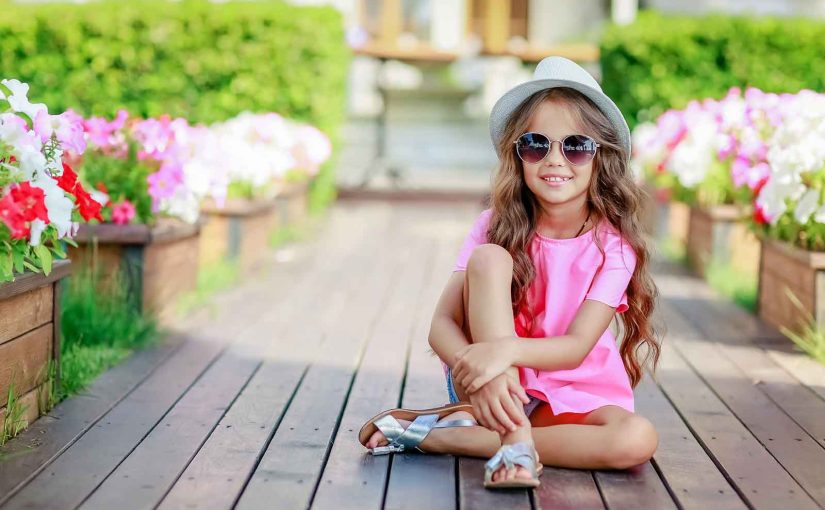 6 ideas para combinar sandalias de colores de niña este verano